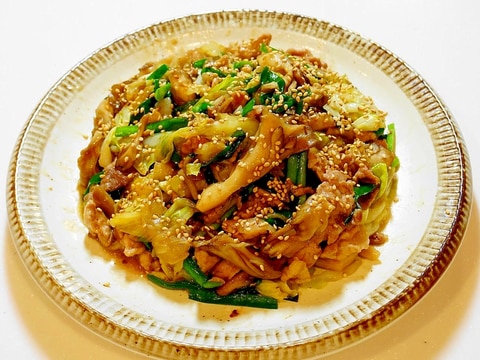 栄養満点！豚肉とニラとキャベツとネギと舞茸の炒め物